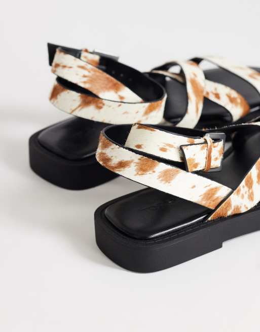 Topshop – Sasha – Riemchen-Sandalen aus Echtleder mit Kuhfellmuster und Fellbesatz, 4 von 4