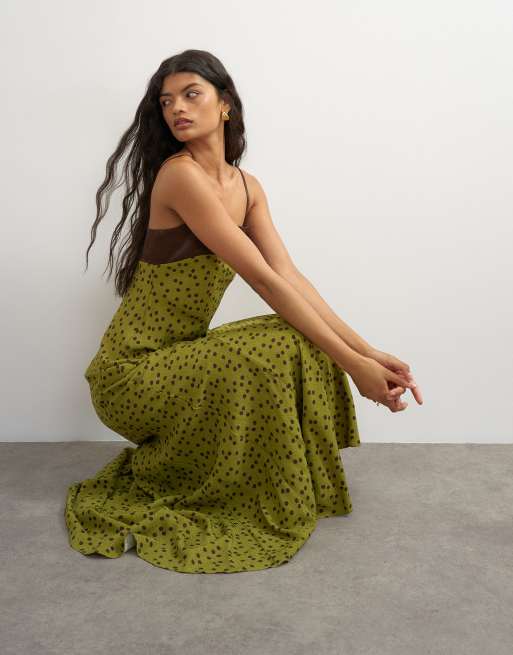 Topshop satängbandeau-maxiklänning med kontrasterande oliv- och chokladprickar, 2 av 4