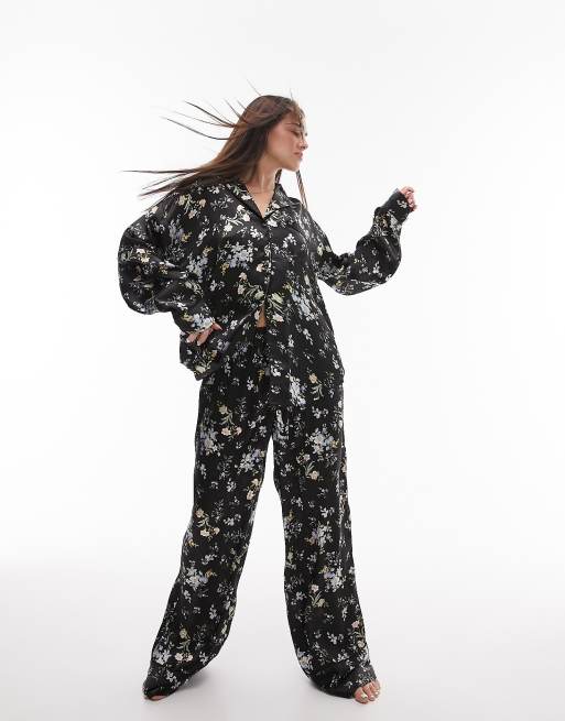 Topshop - Satijnen pyjamaset met overhemd en broek met biezen en bloemenprint in zwart