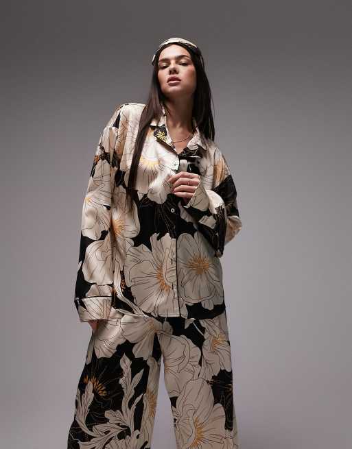Topshop - Satijnen pyjamaset van overhemd en broek met bloemenprint en biezen met slaapmasker in zwart 