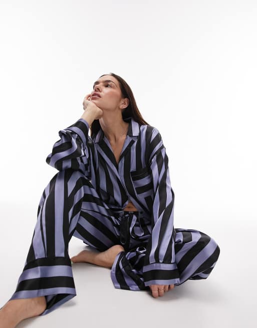 Topshop - Satijnen pyjamaset van overhemd en broek met humbug strepen in blauw en zwart