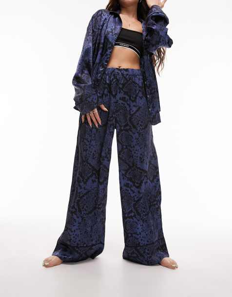 Topshop - Satijnen pyjamaset van overhemd en broek met slangenprint en biezen in marineblauw - view 1