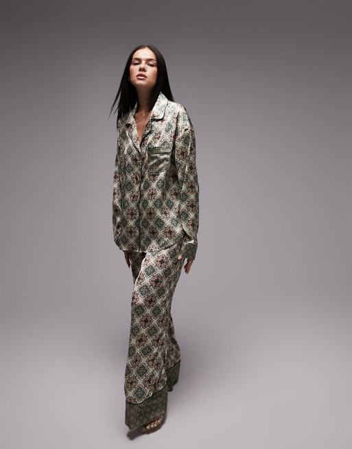 Topshop - Satijnen pyjamaset van overhemd en broek met tegelprint en biezen in multi 