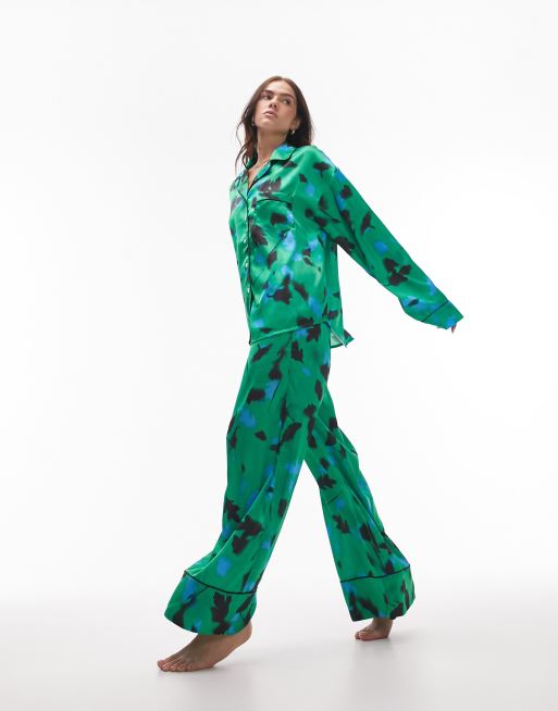 Topshop - Satijnen pyjamaset van overhemd en broek met wazige bloemenprint en biezen in groen 