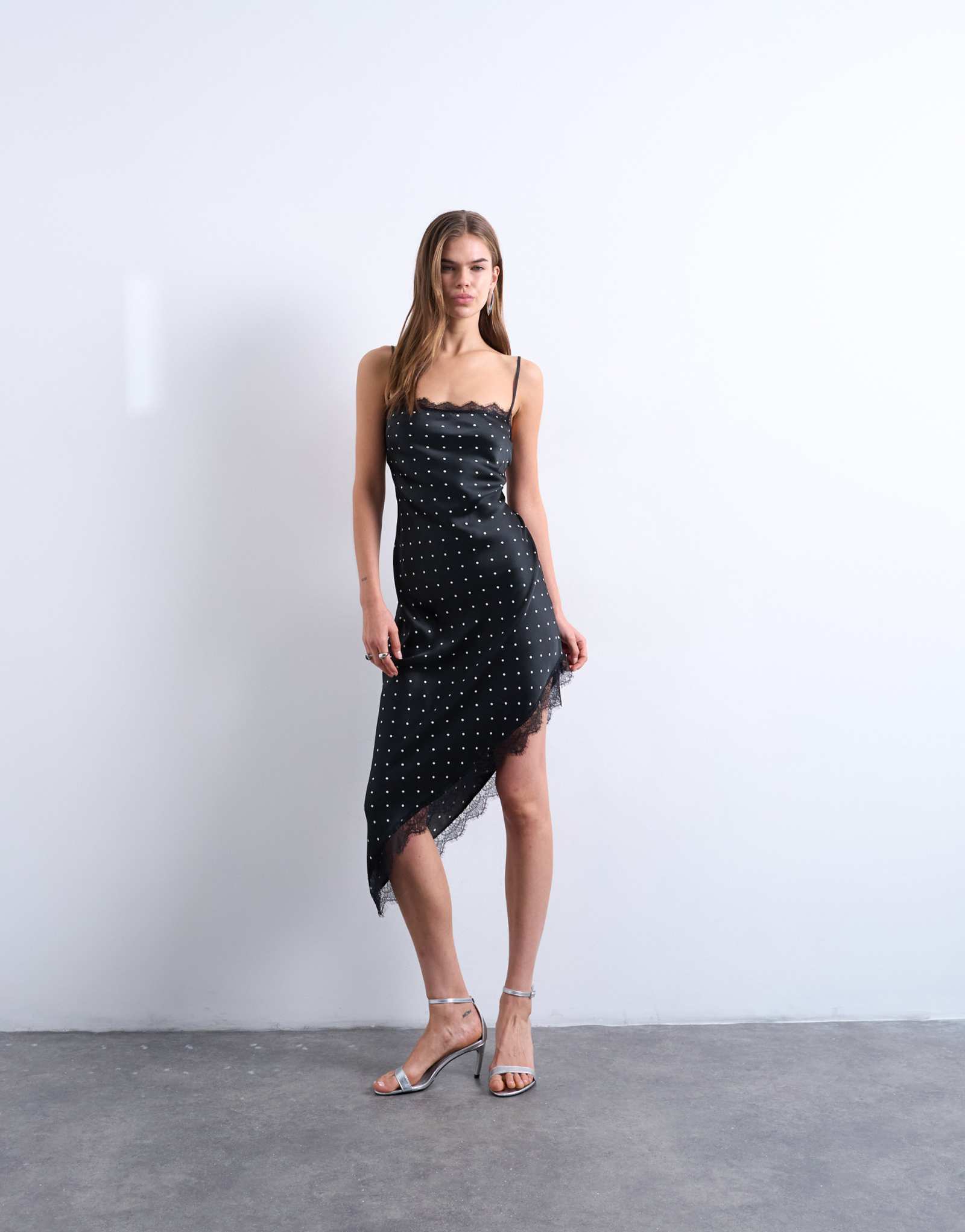 Атласное платье-комбинация миди с асимметричной кружевной отделкой Topshop из атласа в черный горошек