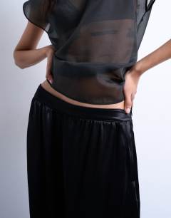 Model wearing Satin cargo balloon trouser in black