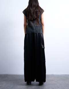 Model wearing Satin cargo balloon trouser in black