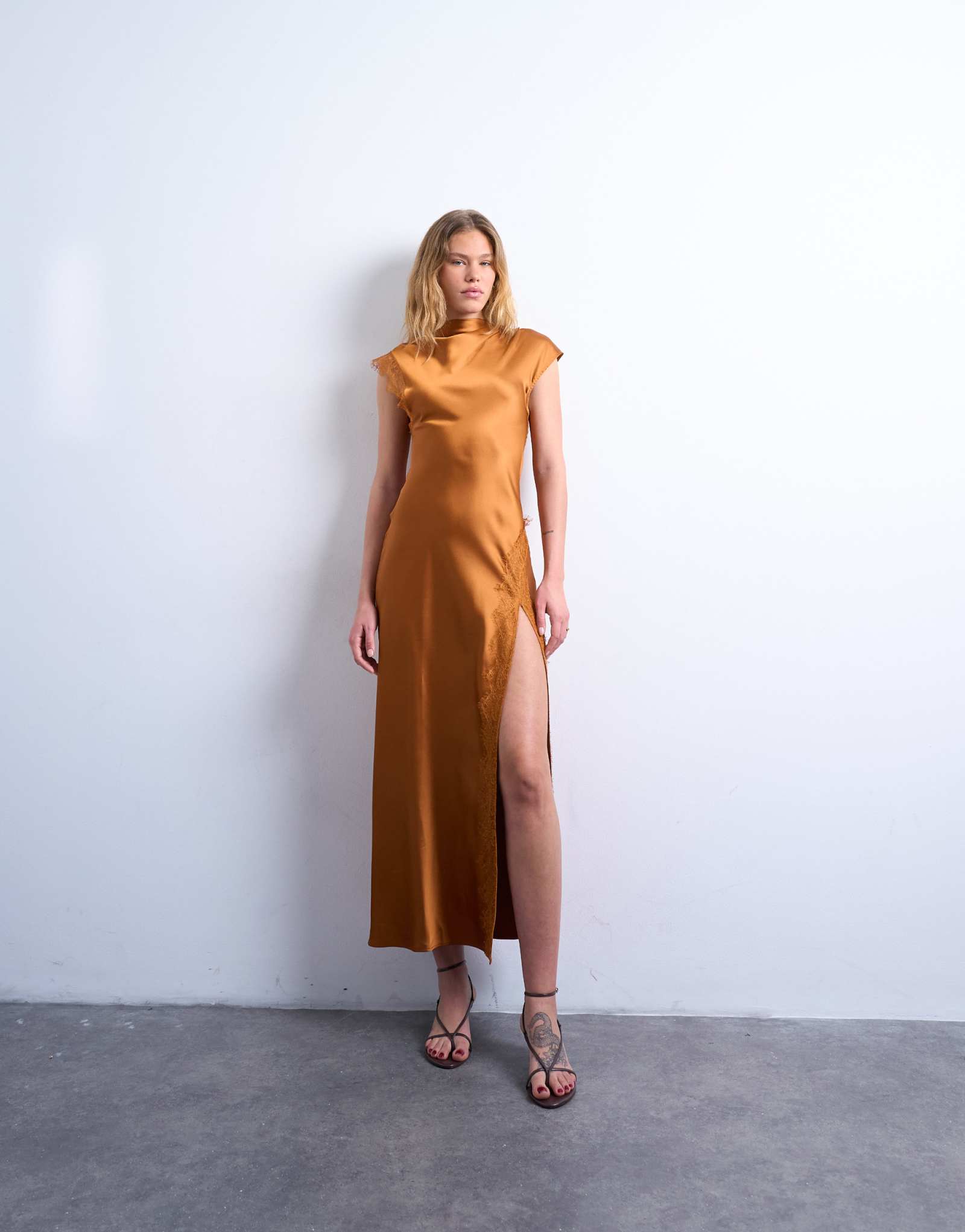 Атласное платье макси с драпировкой на шее от Topshop с кружевной отделкой карамельного цвета