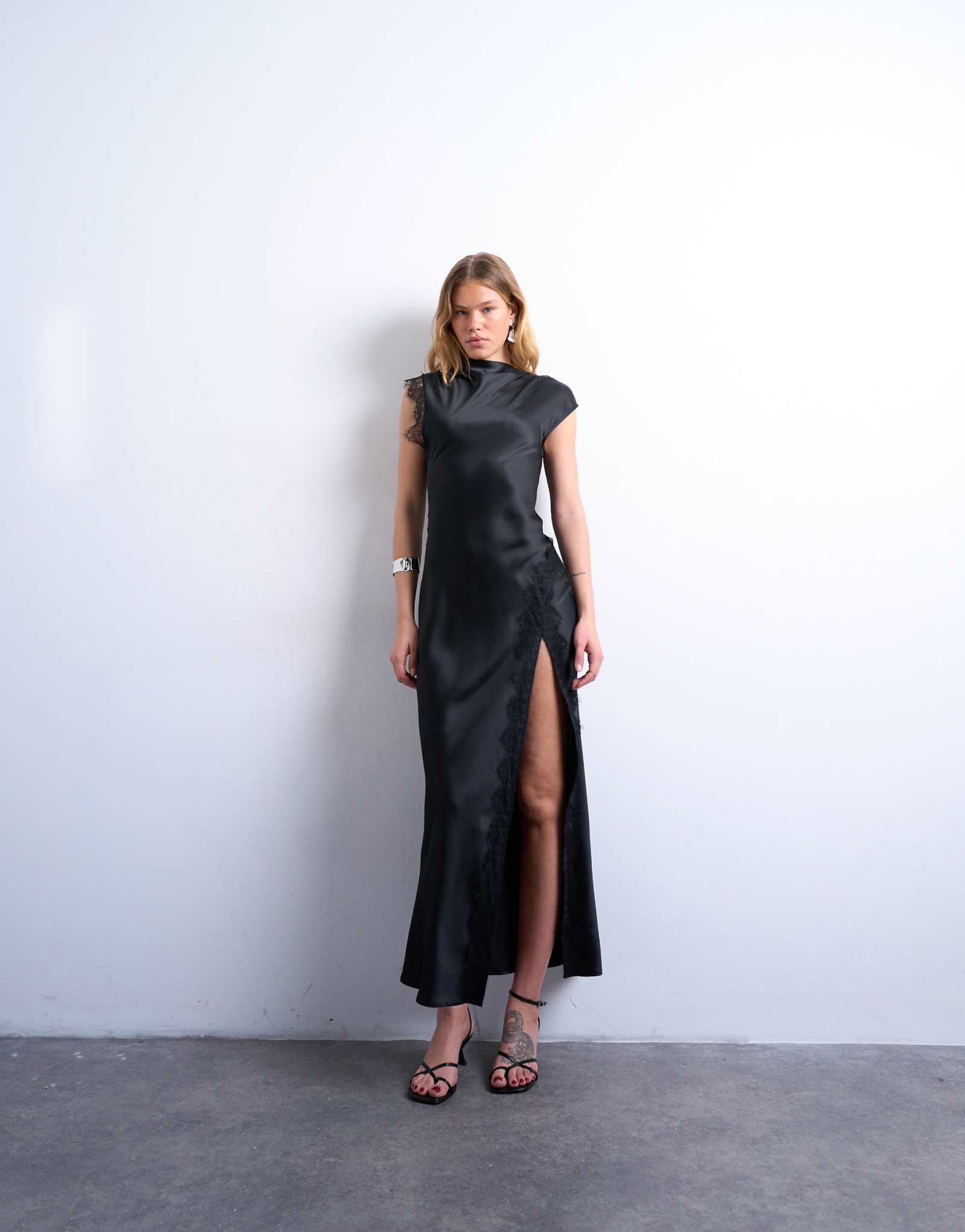 Атласное платье макси с драпировкой на шее от Topshop черного цвета с кружевной отделкой