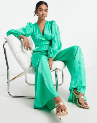 Topshop - Satin-Jumpsuit in Grün mit geraffter Taille und tiefem Ausschnitt