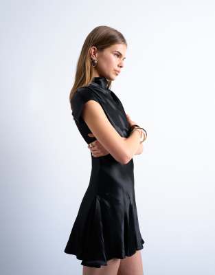 Topshop - Satin-Kleid in Schwarz mit Grown-on-Ärmeln