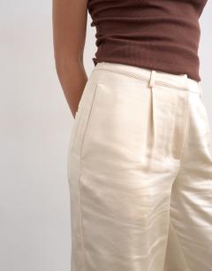 Model wearing Satin longline cargo short in ecru