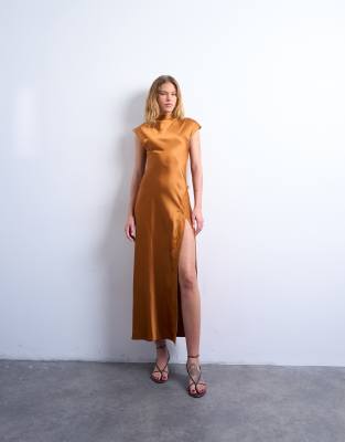 Topshop - Satin-Maxikleid in Karamell mit drapiertem Ausschnitt und Spitzenbesatz-Brown