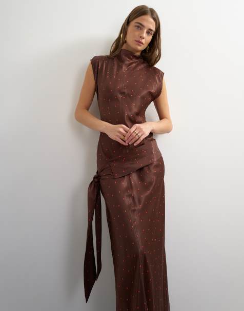 Topshop Satin-Maxikleid mit angesetztem Halsausschnitt, tiefer Taille und Bindegürtel in Schokobraun mit roten Punkten - view 1