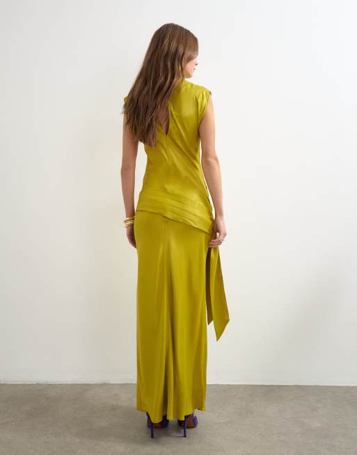 Topshop Satin-Maxikleid mit Neckholder, tiefer Taille und Bindegürtel in Goldoliv, 2 von 4