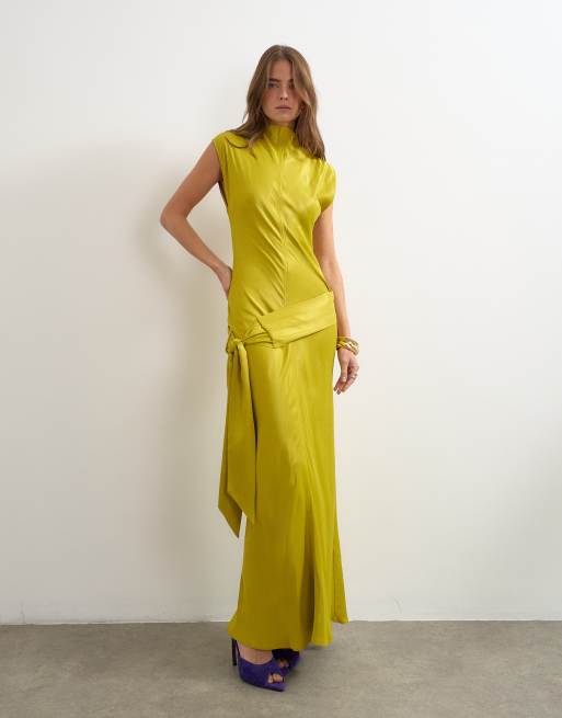Topshop Satin-Maxikleid mit Neckholder, tiefer Taille und Bindegürtel in Goldoliv, 4 von 4