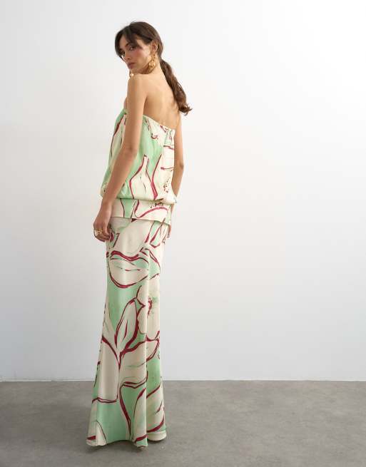 Topshop Satin-Maxikleid mit tiefer Taille, Blouson-Oberteil, trägerlos, mit Blumenmuster in Grün, 4 von 4