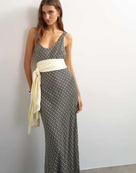 Topshop Satin-Maxikleid mit tiefer Taille und kontrastierendem Bindegürtel in monochromem geometrischem Print - view 1