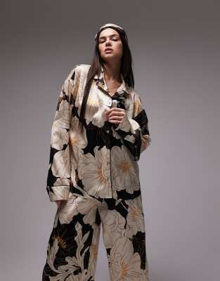 Topshop - Satin-Pyjama aus Hemd und Hose in Schwarz mit Blumenmuster, Paspelierung und Schlafmaske