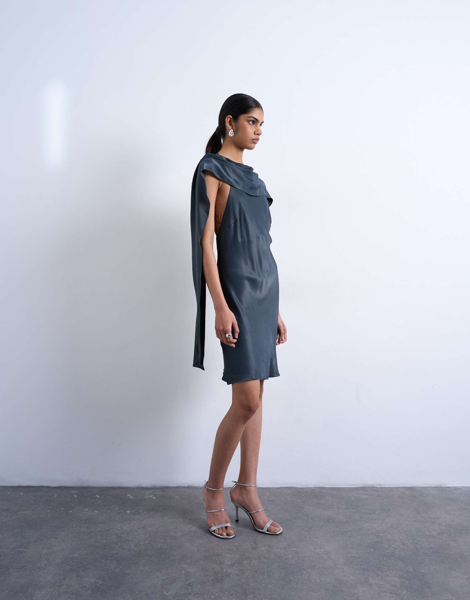 Мини-платье с атласным шарфом на шее от Topshop темно-синего цвета TBC