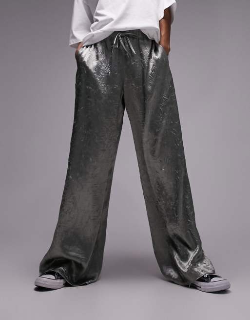 Topshop – Satin-Schlupfhose in Salbeigrün mit Knitterstruktur und weitem Schnitt