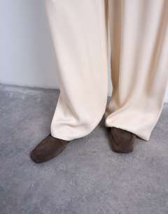 Model wearing Satin tie waist wide leg trouser in ecru