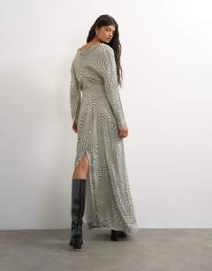 Model wearing Satin wide collapsed neck blouson maxi dress in mono wavy print