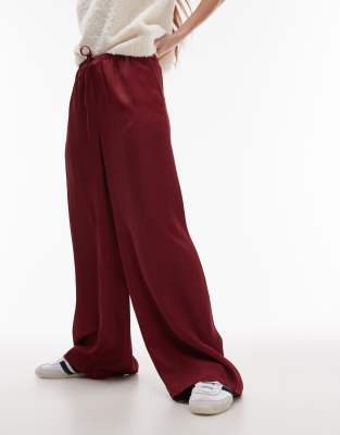 Topshop - Satinhose in Burgunderrot mit Kordelzugbund und weitem Bein