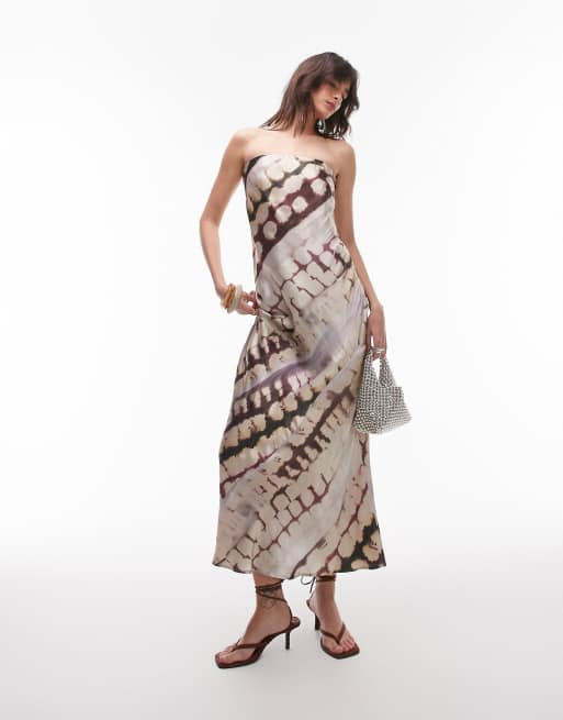 Topshop – Satynowa sukienka maxi z dekoltem bandeau w abstrakcyjny zwierzęcy wzór