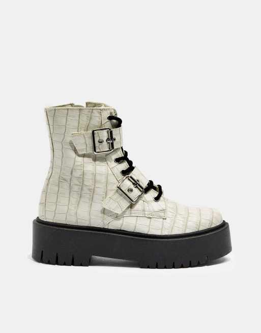 Topshop - Scarponcini con suola spessa e fibbia, colore bianco effetto coccodrillo
