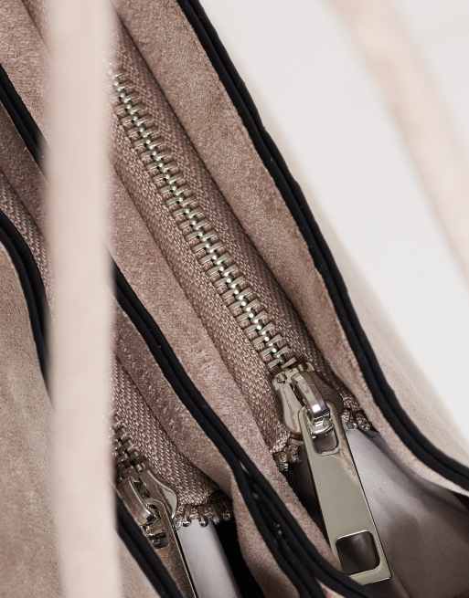 Topshop - Schelby - Platte medium bowling tas van imitatiesuède in taupe, 3 van 4