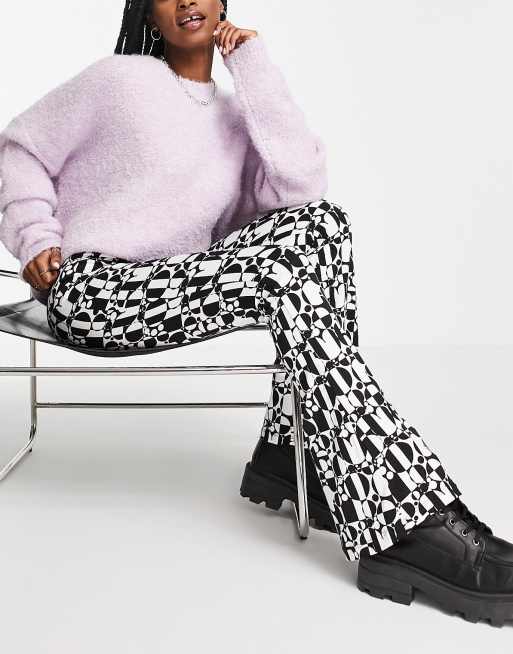 Topshop – Schlaghose in Schwarz und Weiß mit Retro-Schachbrettmuster