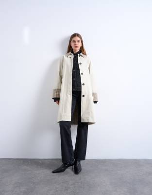 Topshop - Schlichter Trenchcoat in neutralem Farbton mit kariertem Kontrast-Futter