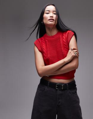 Topshop - Schlichtes Strick-Tanktop in Rot mit Zopfmuster