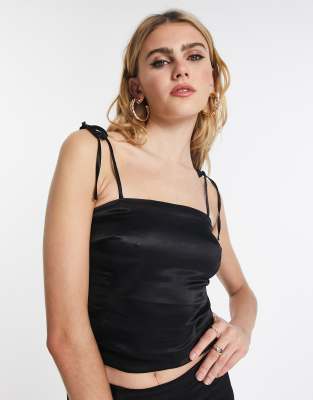 Topshop - Schmal geschnittenes Camisole-Oberteil aus unifarbenem Satin in Schwarz, Kombiteil