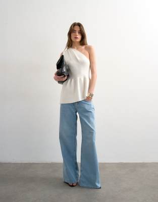 Topshop - Schößchenoberteil aus kompaktem Strick in Elfenbein mit One-Shoulder-Träger-Weiß