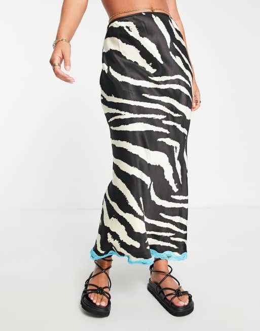 Topshop - Schuingesneden midirok met zebraprint en contrasterende blauwe kanten zoom in zwart-wit