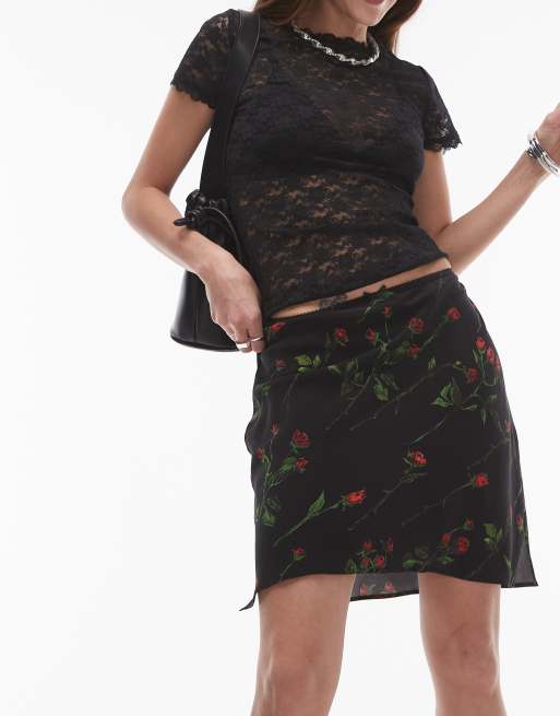 Topshop - Schuingesneden minirok met rode rozenprint in zwart