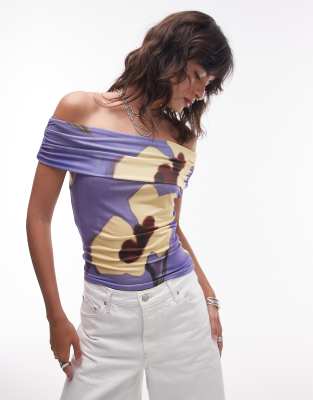 Topshop - Schulterfreies Oberteil aus Mikrofaser in Flieder und Buttermilch mit Blumenmuster und breitem Umschlag-Lila