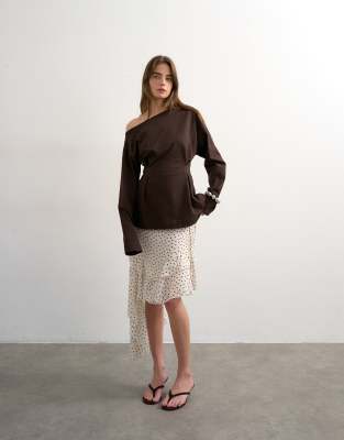 Topshop - Schulterfreies, tailliertes Oberteil in Schokobraun-Brown