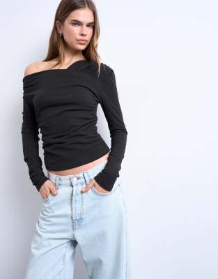 Topshop - Schulterfreies, weiches Oberteil in Schokobraun mit Raffung-Brown