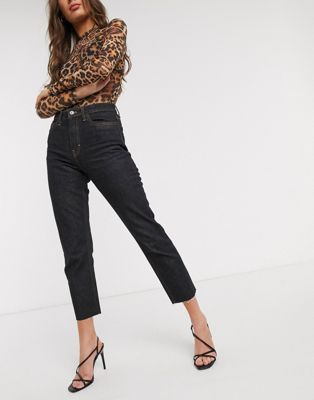 Topshop – Schwarze Jeans mit geradem Bein und unverarbeitetem Saum