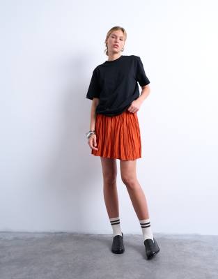 Topshop - Schwingender Minirock in kräftigem Orange mit Knitterstruktur