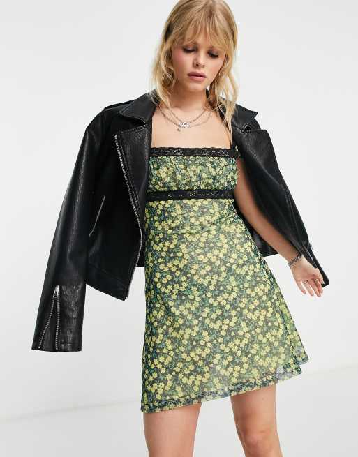 Topshop – Schwingendes Freizeitkleid aus Spitze und Netzstoff in Gelb geblümt mit eckigem Ausschnitt