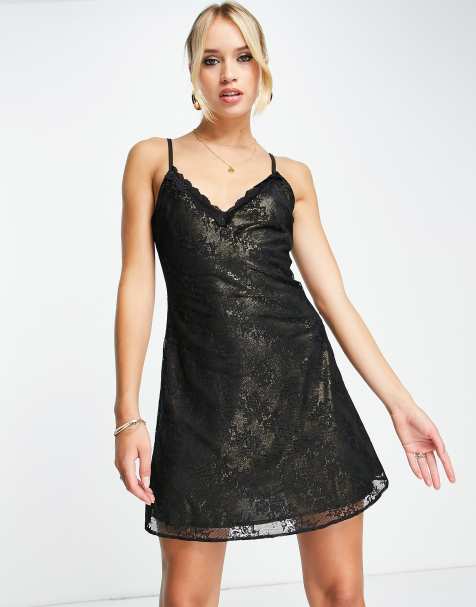 Topshop – Schwingendes Mini-Trägerkleid mit Spitze in Schwarz und Futter in Gold-Metallic-Optik - view 1