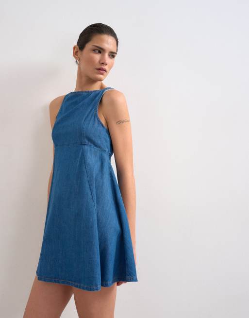 Topshop – Schwingendes Minikleid aus Denim in Mittelblau mit U-Boot-Ausschnitt, 2 von 4