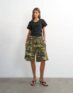 Model wearing Scoop neck sculpted t-shirt in black