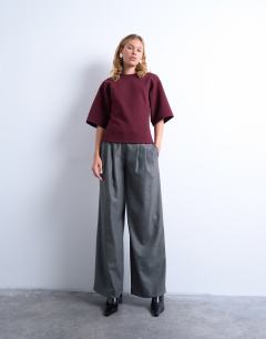 Model wearing Scuba-style fabric cinch short sleeve tee in burgundy