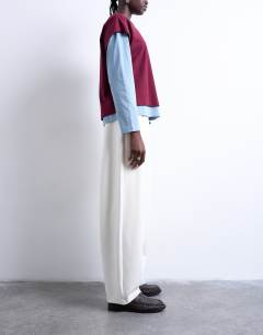 Model wearing Scuba-style fabric pintuck barrel leg jogger in ecru