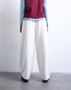 Model wearing Scuba-style fabric pintuck barrel leg jogger in ecru